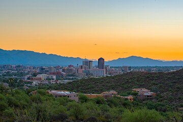 Obraz premium 4K Image: Downtown Tucson, Arizona City Skyline with Urban Road