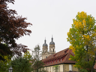 Blick auf Türme und Fassade der Kirche des Kloster Schöntal im Jagsttal mit Statuen