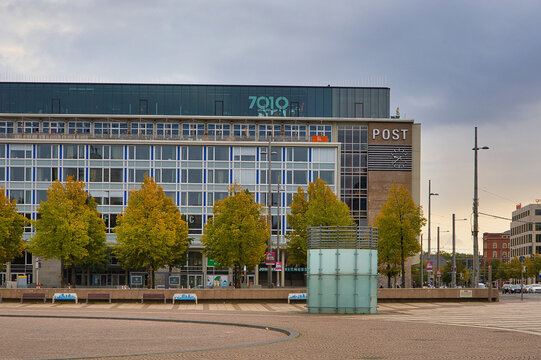 Blick &uuml;ber den herbstlichen Augustusplatz auf das historische Hauptpost-Geb&auml;ude mit modernem Schriftzug in Leipzig, Sachsen, Deutschland