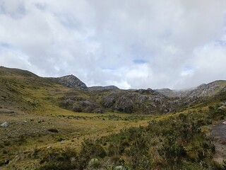 Hermosos paisajes de montañas en el paramo
