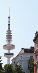 Naklejka premium Fernsehturm im Wohngebiet in Hamburg