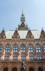 Hamburger Rathaus im Sonnenschein