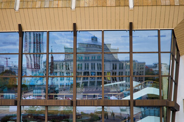 Gewandhaus mit Spiegelung der Oper in der Glasfasade, Leipzig, Sachsen, Deustchland