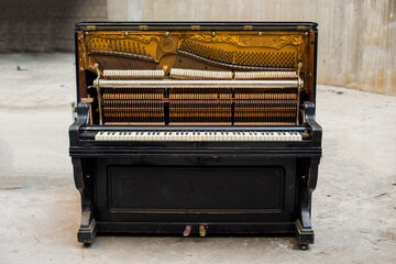 Fototapeta na wymiar vintage piano on a concrete floor