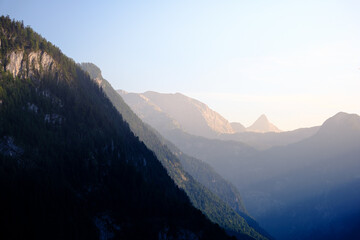 Sonnenuntergang in den Alpen mit den letzten Sonnenstrahlen auf Bergspitze