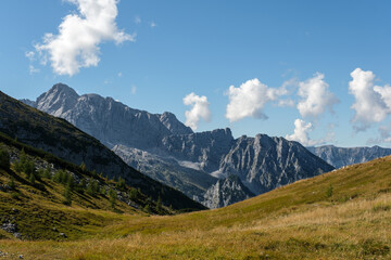 Wiese auf Hochebene mit Bergmassiv im Hintergund