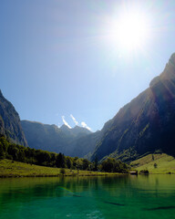 Ufer eines kristallklaren Bergsees im Sommer bei Sonnenschein