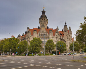 Obraz premium Das Neue Rathaus in Leipzig mit seinem markanten Hauptturm und der detailreichen historistischen Fassade am Innenstadtring, Sachsen, Deutschland