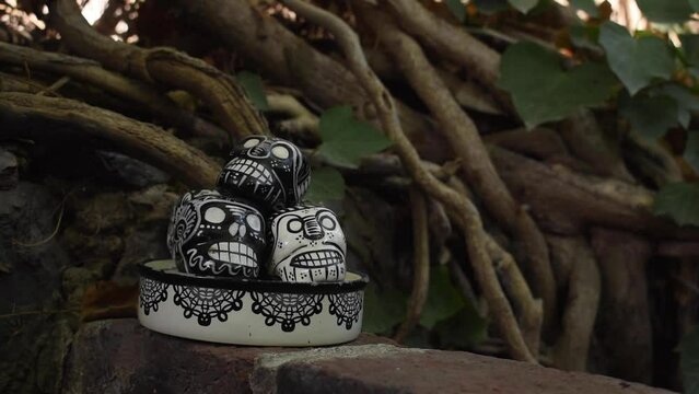 Calaveras de dia de muertos color blanco y negro con enderaderas en un arbol ambiente tetrico 