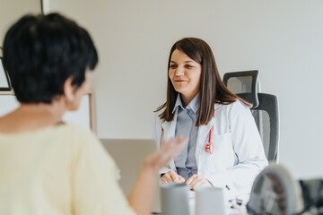 Obraz premium Healthcare Professionals Discussing and Analyzing Medical Results with Elderly Patient