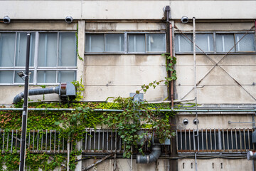 Fototapeta na wymiar 日本のとても古くて美しい壊れかけの建物