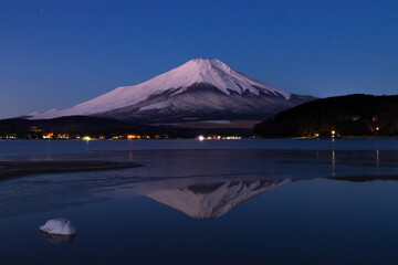 Obraz premium 夜明けの富士山 山梨県南都留郡の山中湖にて