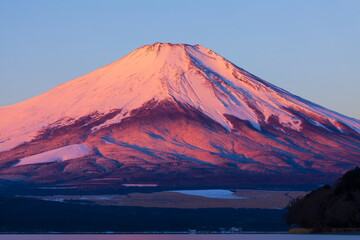 Fototapeta premium 山中湖から見た紅富士 山梨県南都留郡山中湖村にて