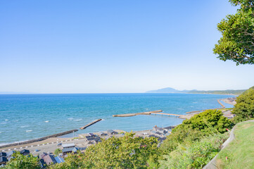 新潟　晴れた日の出雲崎海岸