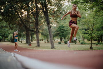 Obraz premium Nature's Motivation: Athletic Girls Training in a Green Park