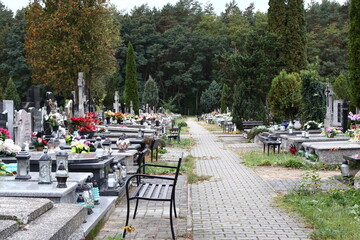 Cmentarz jesienią pod koniec października