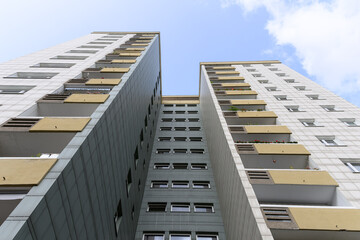 The gray white front of a high-rise apartment building with blue sky in the city of berlin, germany - 662583232