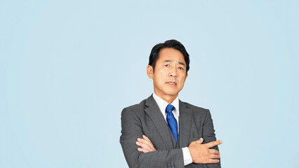 イライラする中年ビジネスマン