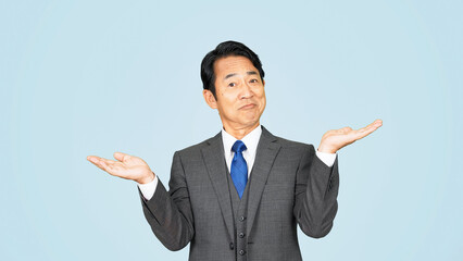 両手を上げる中年ビジネスマン