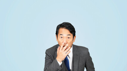 驚く中年ビジネスマン