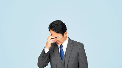 失敗して落ち込む中年ビジネスマン