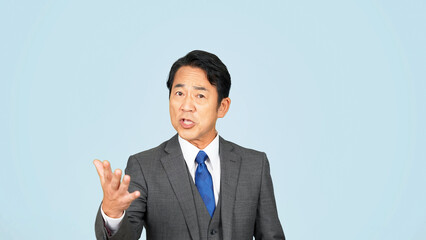演説する中年ビジネスマン