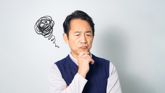 悩むミドル男性