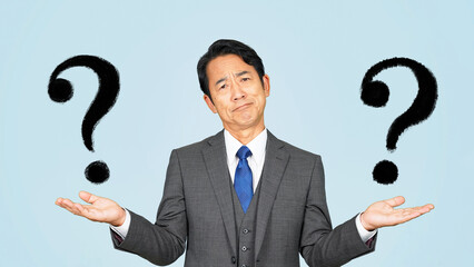 二つのものを比べる中年ビジネスマン