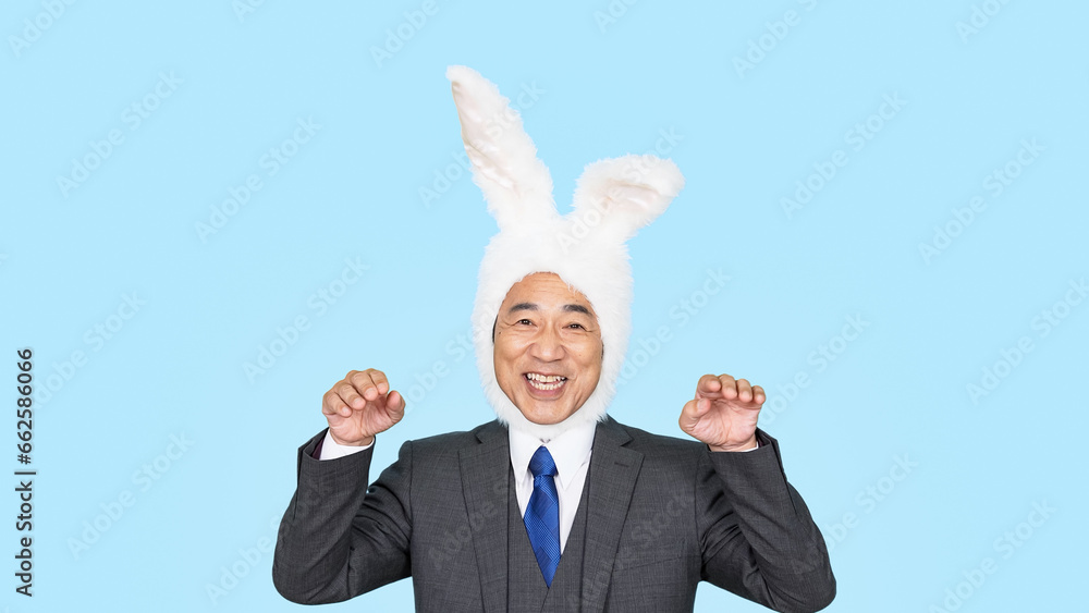 Aufkleber うさぎの被り物をかぶって踊る中年ビジネスマン