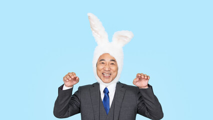 うさぎの被り物をかぶって踊る中年ビジネスマン