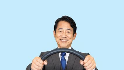 笑顔で運転するミドル男性