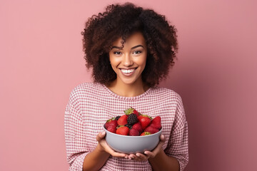 Black woman eating healthy fruit and berries - obrazy, fototapety, plakaty
