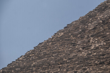 Fototapeta na wymiar Pirámide de cerca, escala, construcción única. Misterio, viaje y turismo, Egipto