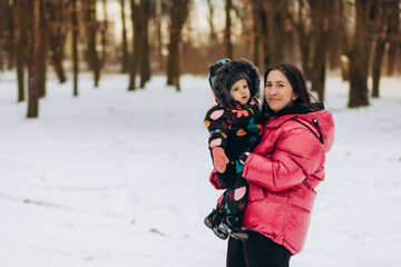 Fototapeta na wymiar Mother with little daughter in a winter forest