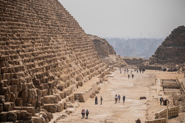 Camino junto a la pirámide, Egipto