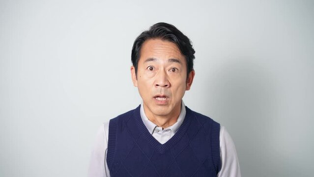 びっくりするミドル男性