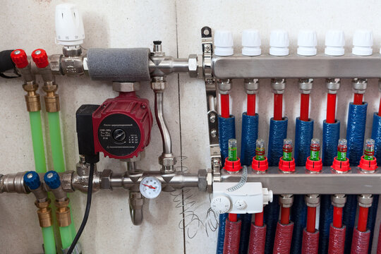 Mixing pump and thermostatic valve for underfloor heating manifolds, radiator heating circuit.