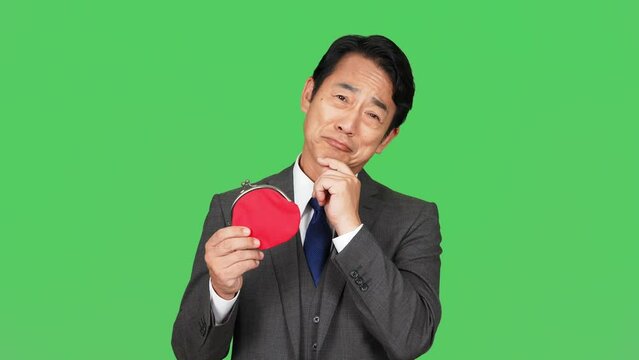 財布を持って悩む中年ビジネスマン
