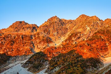 涸沢カールから眺めた朝焼けの北アルプスの奥穂高岳