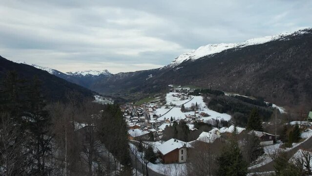 Discover the city of Saint Jean de Sixt through the vicinity of the chalets