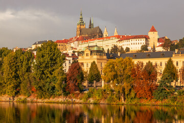 Obraz premium Autumn views from Prague. Picturesque autumn Prague in the morning sun. The Vltava River with the Charles Bridge, the waterfront and houses of Mala Strana and the dominant Prague Castle. Czechia