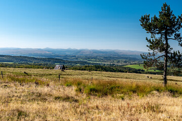 Vue sur les monts du Cantal depuis le chemin de randonn&eacute;e de la vall&eacute;e glaciaire de la fontaine sal&eacute;e dans le puy de d&ocirc;me par une belle journ&eacute;e d'&eacute;t&eacute;