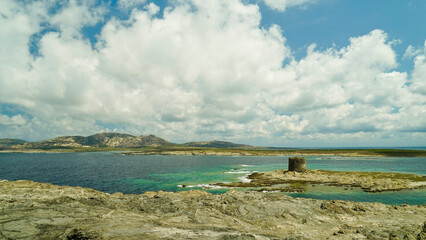 Spiaggia e Torre la Pelosa a Capo Falcone. Provincia di Sassari, Sardegna. Italy