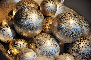 Weihnachtsdekoration und Hintergrundbild: Mehrere silberne Weihnachtskugeln auf dem Teller.