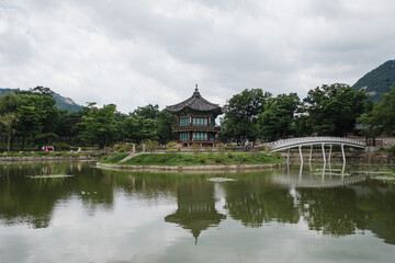 Fototapeta na wymiar traditional palace in seoul korea