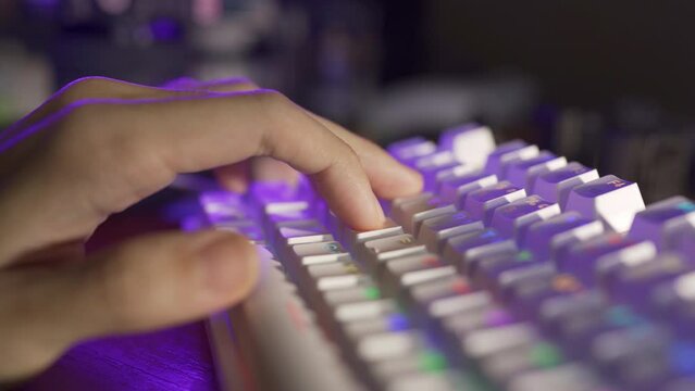 Playing computer game with gaming mechanical keyboard