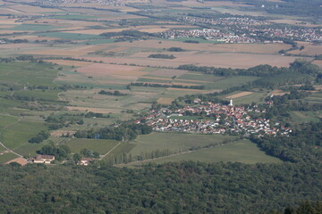Le village d'Hartmannswiller au 1er plan, vers la droite et le domaine viticole d'Ollwiller, sur la...