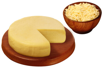 tábua de madeira rústica com pedaço de queijo cortado acompanhado de pote com queijo ralado...