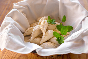 Cestino di culurgionis freschi, tipici ravioli sardi ripieni di patate, pecorino e menta, pasta...