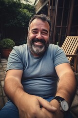 Obraz premium Hombre robusto con barba haciéndose un selfie en vacaciones. 